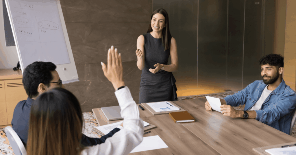 Incentivo de vendas ilustrado por equipe em reunião, com líder apresentando estratégias e colaboradores participando ativamente, destacando motivação e engajamento comercial.