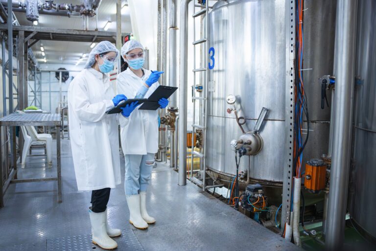 Profissionais realizando controle de qualidade em indústria alimentícia com aplicação do APPCC