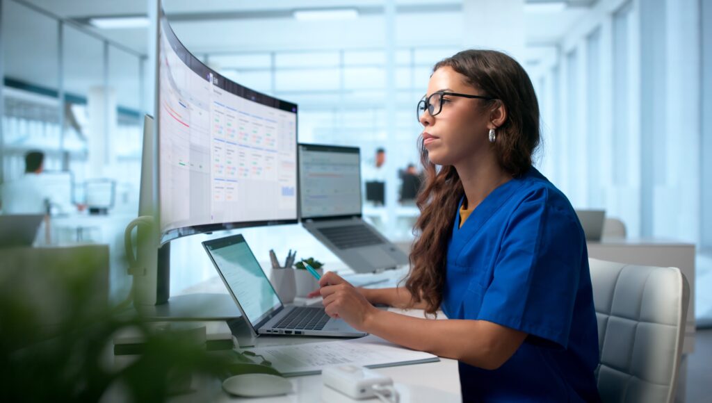 Profissional da saúde utilizando sistemas digitais para gestão e troca de informações médicas relacionadas à TISS.